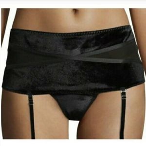 Maidenform Extra Sexy Velvet Garter Belt MFB102